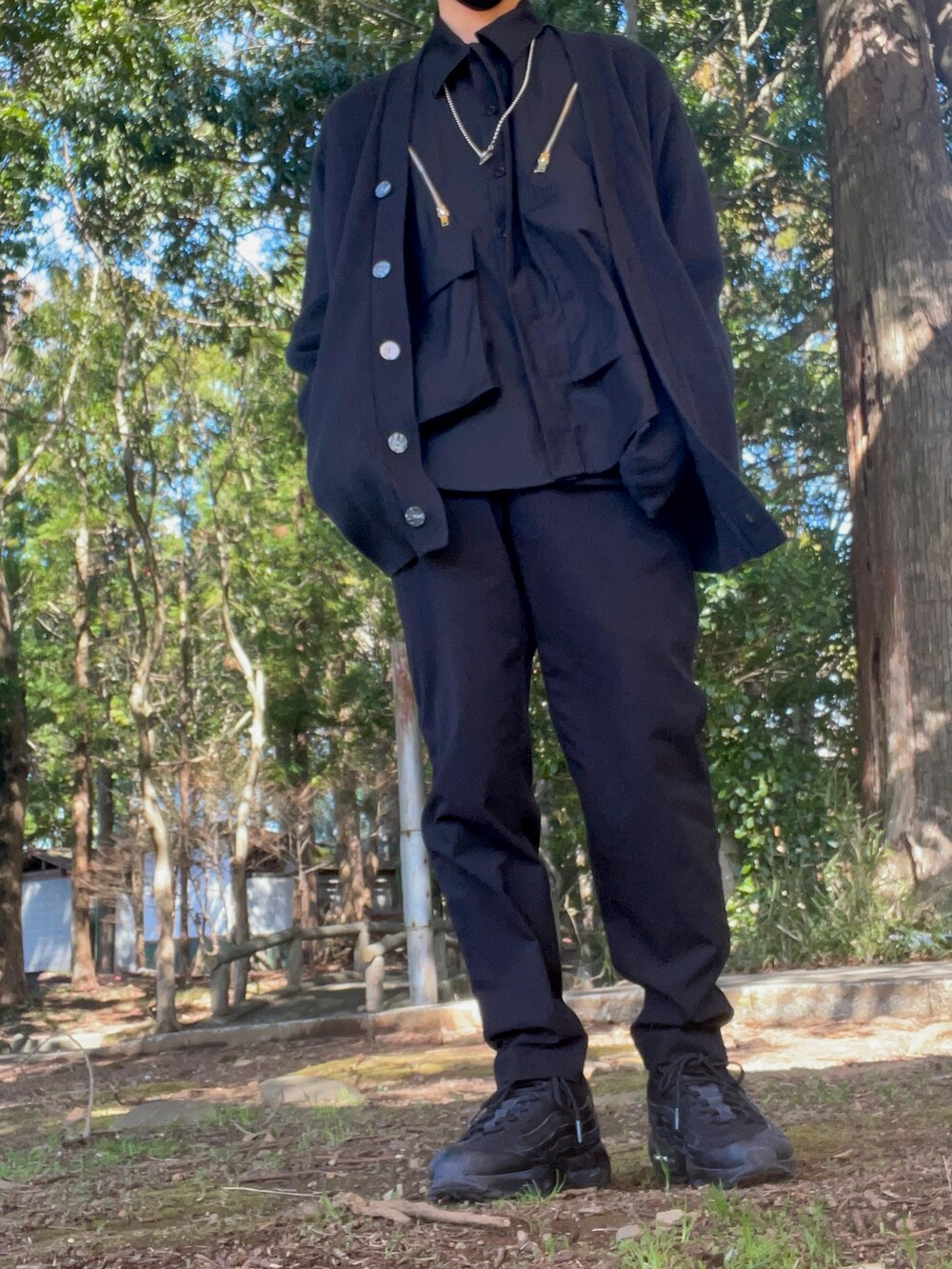 ブラック系のカーディガン/ボレロ、ブラック系のその他アウター、ブラック系のパンツを着用したメンズの春コーディネートの2枚目の写真