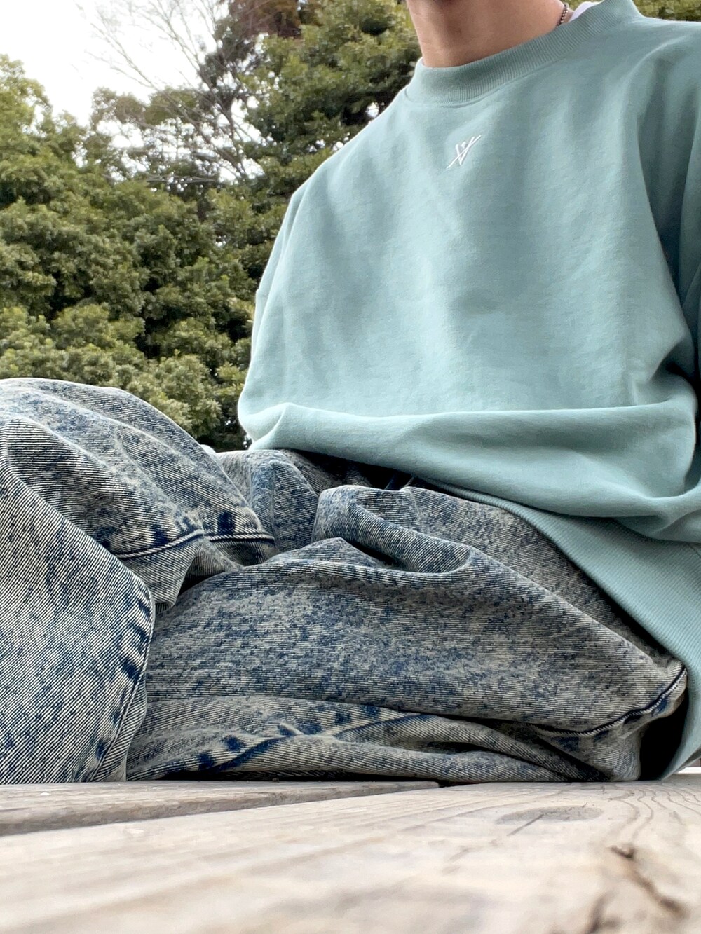 ブラック系のショルダーバッグ、ブラック系のカーディガン/ボレロ、ベージュ系のデニムパンツを着用したメンズの冬コーディネートの5枚目の写真