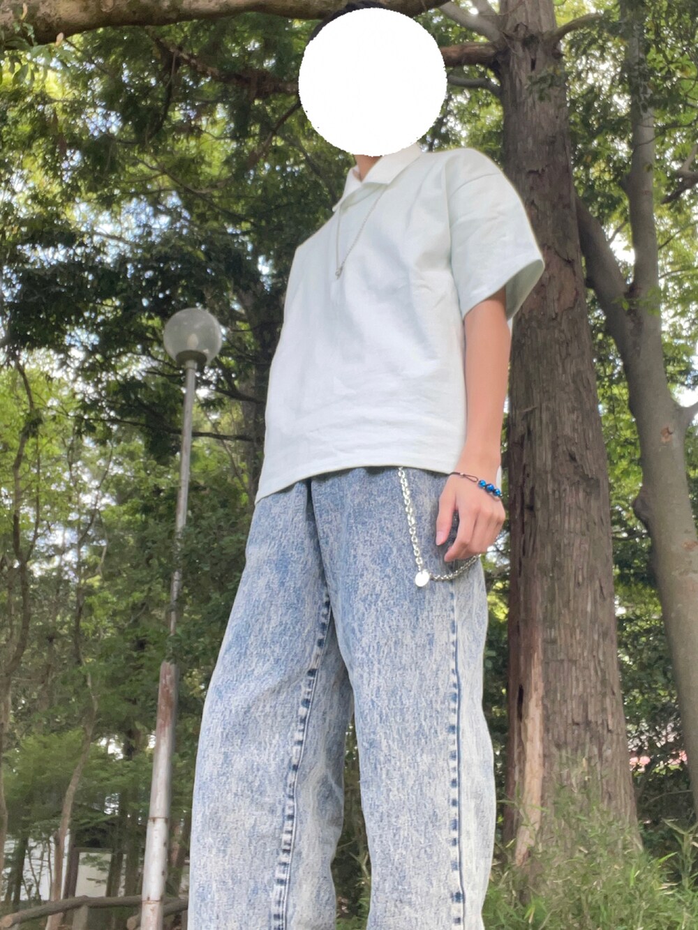 グリーン系のTシャツ/カットソー、ホワイト系のシャツ/ブラウス、ベージュ系のデニムパンツを着用したメンズの春コーディネートの2枚目の写真