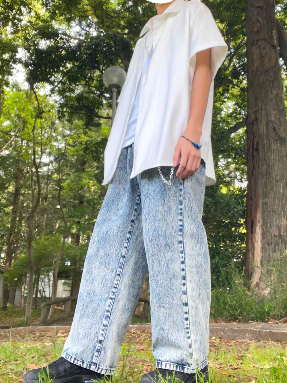 ホワイト系のタンクトップ、ベージュ系のデニムパンツ、ホワイト系のシャツ/ブラウスを着用したメンズの春コーディネートの2枚目の写真