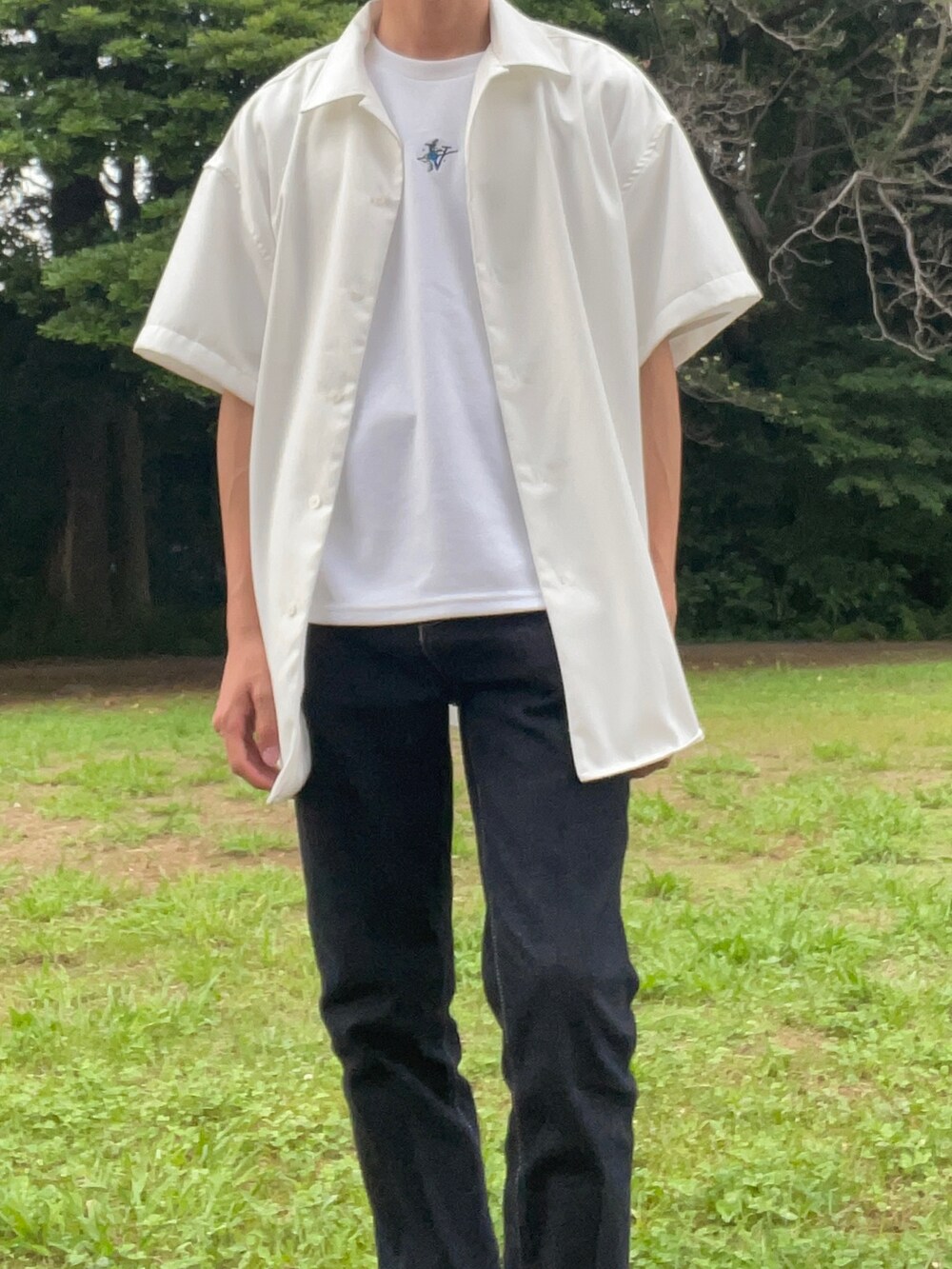 ブルー系のデニムパンツ、ホワイト系のシャツ/ブラウス、ホワイト系のTシャツ/カットソーを着用したメンズの夏コーディネートの2枚目の写真