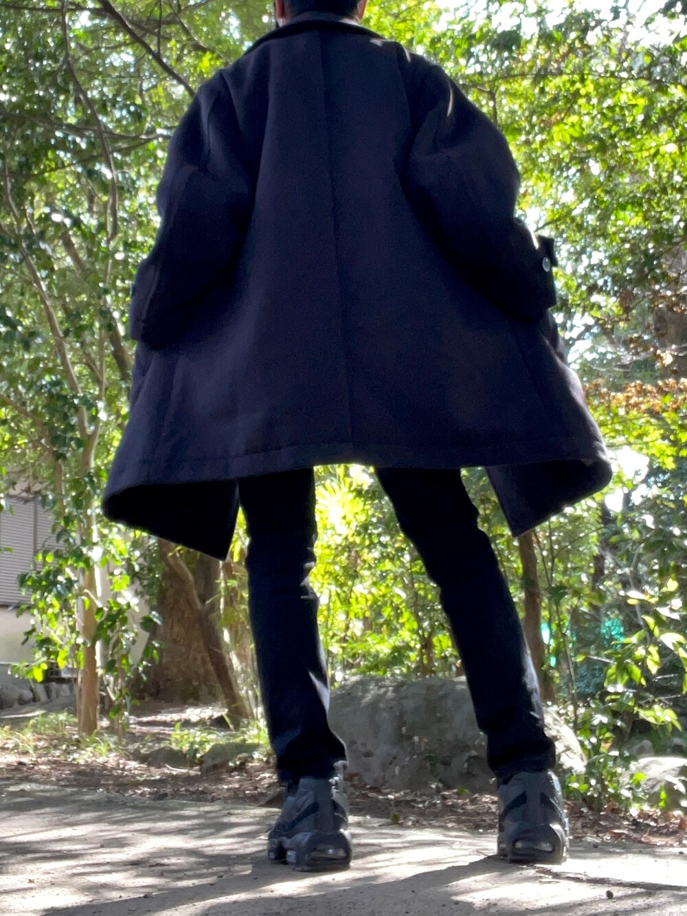 ブルー系のトップス、ブラック系のパンツ、ブラック系のその他アウターを着用したメンズの冬コーディネートの4枚目の写真