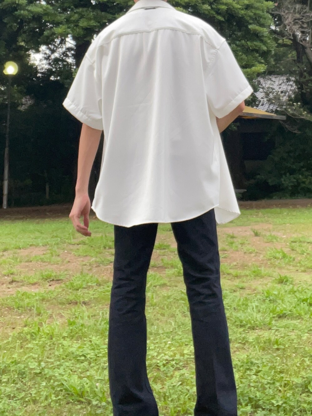 ブルー系のデニムパンツ、ホワイト系のシャツ/ブラウス、ホワイト系のTシャツ/カットソーを着用したメンズの夏コーディネートの3枚目の写真