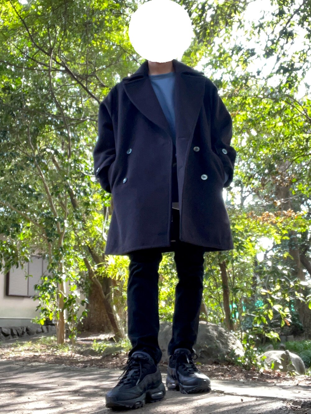 ブルー系のトップス、ブラック系のパンツ、ブラック系のその他アウターを着用したメンズの冬コーディネートの3枚目の写真