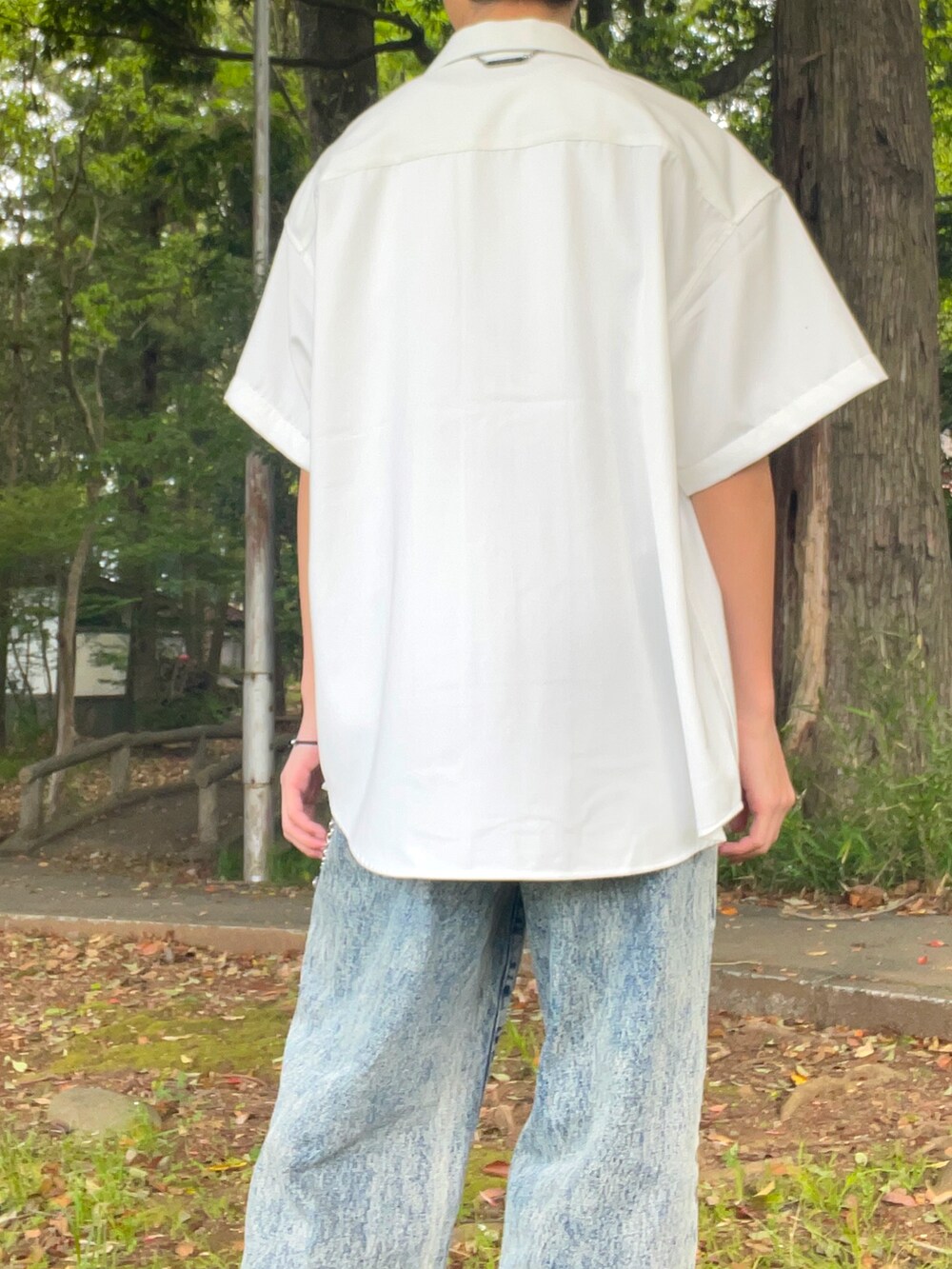ホワイト系のタンクトップ、ベージュ系のデニムパンツ、ホワイト系のシャツ/ブラウスを着用したメンズの春コーディネートの4枚目の写真