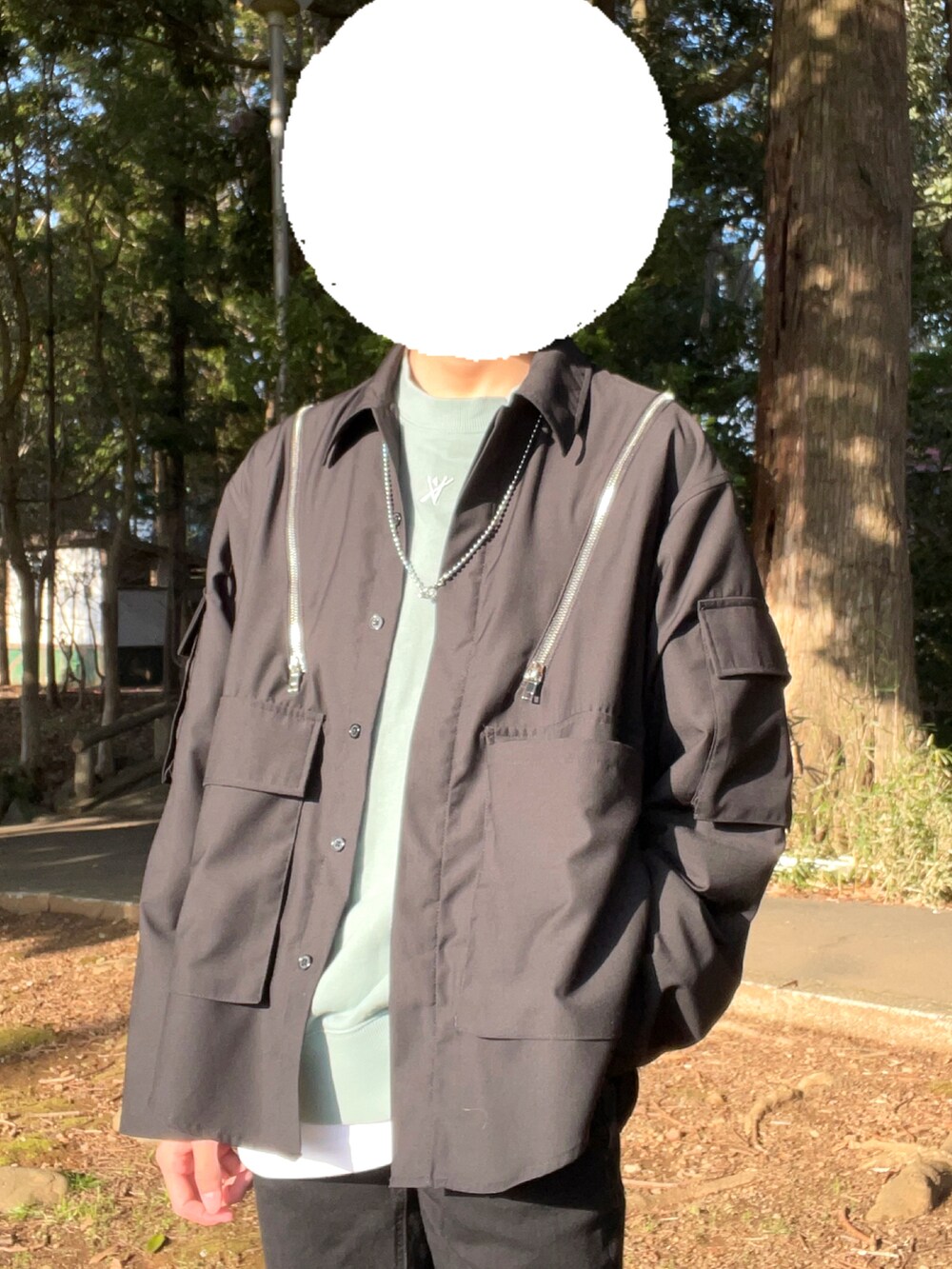 ブラック系のその他アウター、ブルー系のスウェット、ブラック系のパンツを着用したメンズの春コーディネートの5枚目の写真