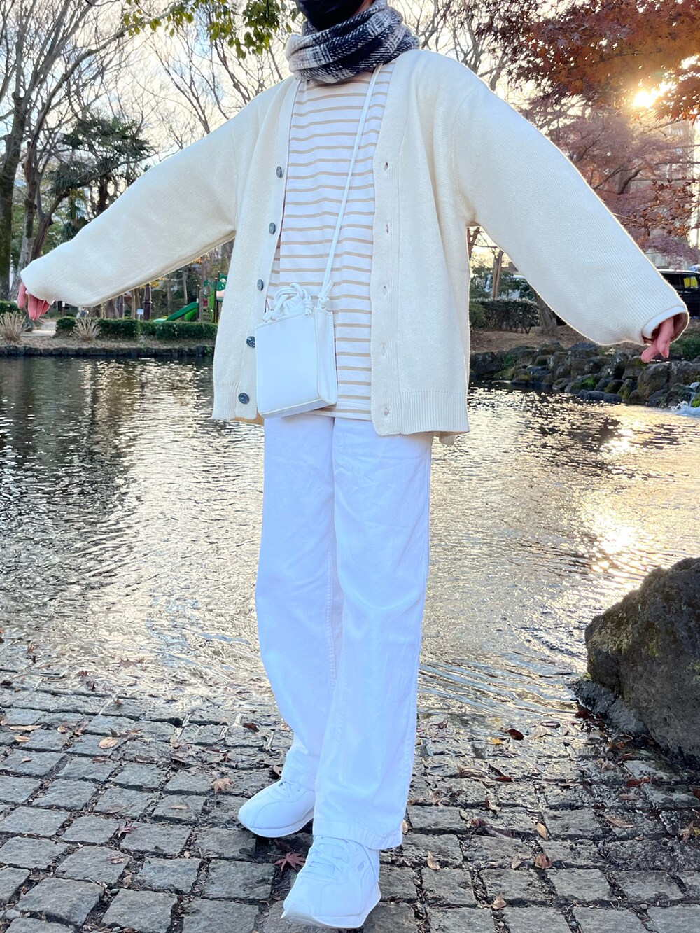 ホワイト系のカーディガン/ボレロ、ホワイト系のカーゴパンツ、ベージュ系のTシャツ/カットソーを着用したメンズの冬コーディネートの2枚目の写真