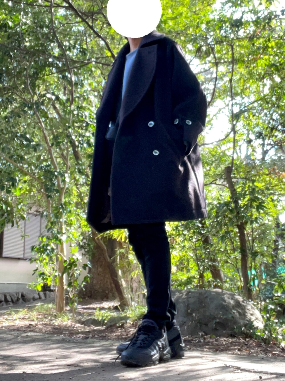 ブルー系のトップス、ブラック系のパンツ、ブラック系のその他アウターを着用したメンズの冬コーディネートの2枚目の写真