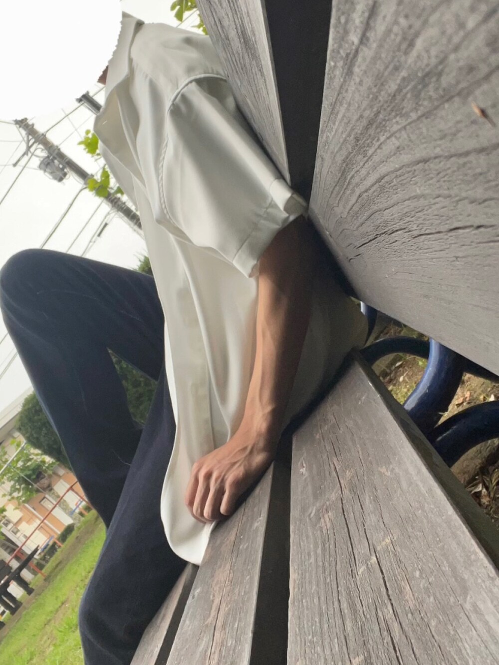 ブルー系のデニムパンツ、ホワイト系のシャツ/ブラウス、ホワイト系のTシャツ/カットソーを着用したメンズの夏コーディネートの4枚目の写真