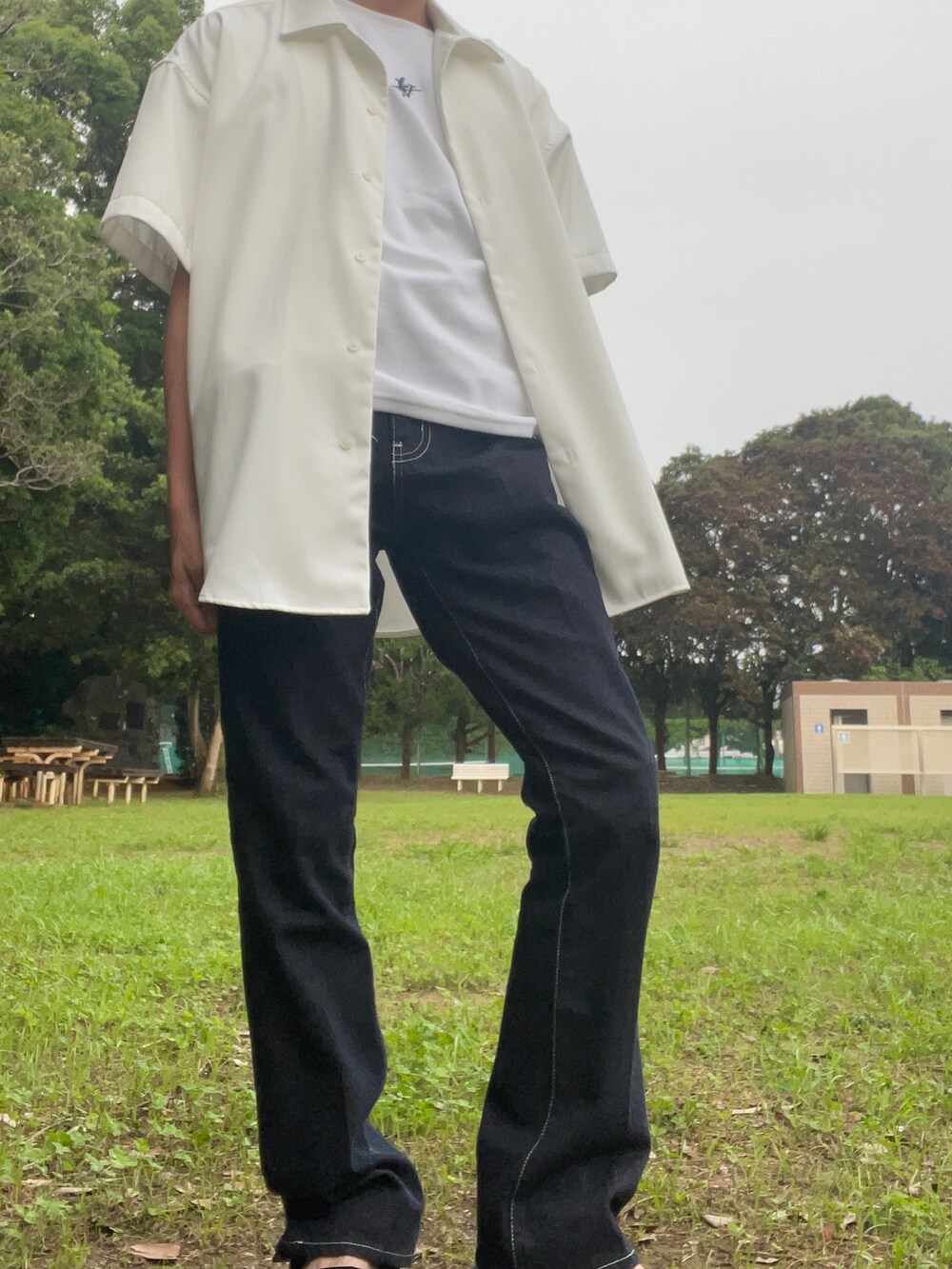 ブルー系のデニムパンツ、ホワイト系のシャツ/ブラウス、ホワイト系のTシャツ/カットソーを着用したメンズの夏コーディネートの5枚目の写真