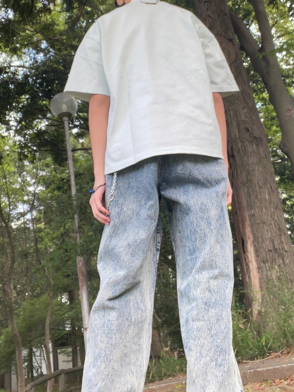 グリーン系のTシャツ/カットソー、ホワイト系のシャツ/ブラウス、ベージュ系のデニムパンツを着用したメンズの春コーディネートの3枚目の写真