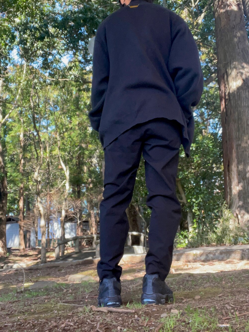 ブラック系のカーディガン/ボレロ、ブラック系のその他アウター、ブラック系のパンツを着用したメンズの春コーディネートの4枚目の写真