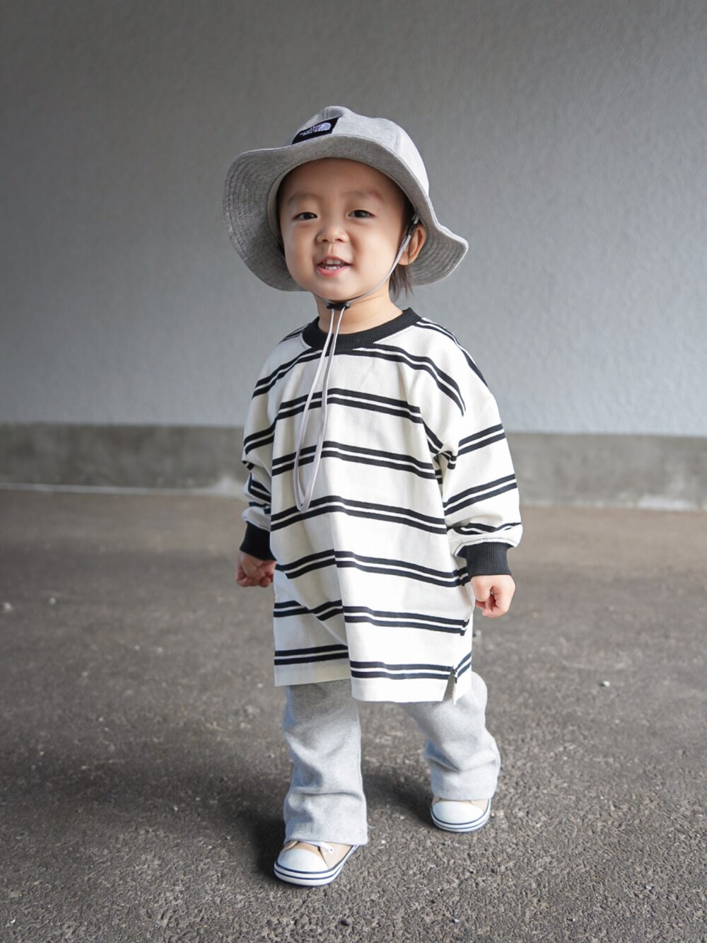 その他のTシャツ/カットソー、グレー系のその他パンツ、ベージュ系のスニーカーを着用したキッズの秋コーディネートの2枚目の写真