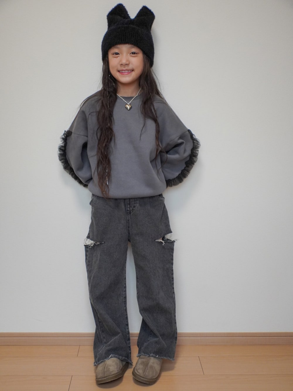 グレー系のスウェット、グレー系のブーツ、その他のデニムパンツを着用したキッズの秋コーディネートの3枚目の写真