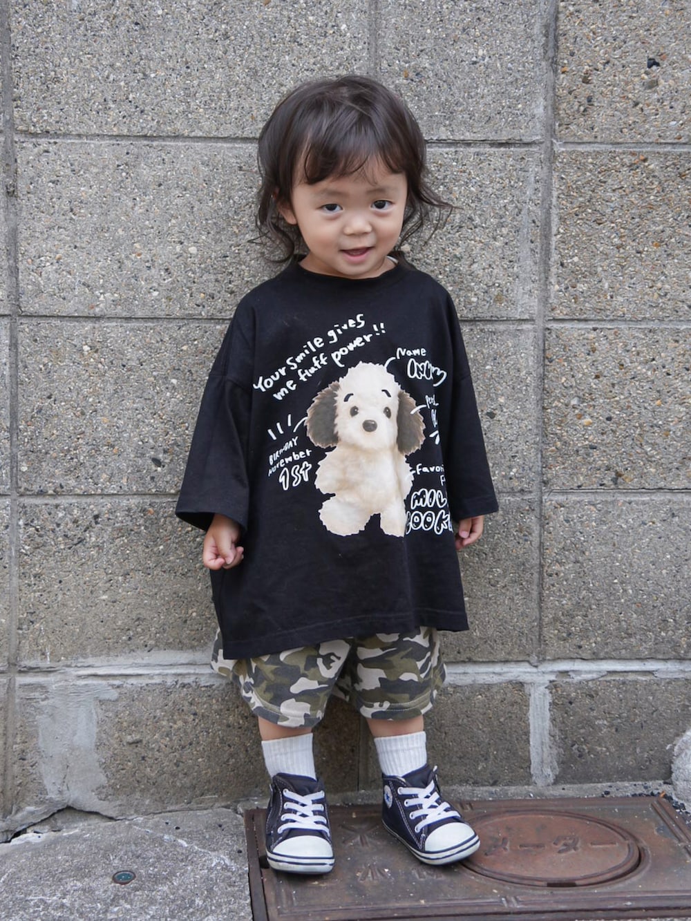 グリーン系のスウェットパンツ、ブラック系のスニーカー、ブラック系のTシャツ/カットソーを着用したキッズの春コーディネートの2枚目の写真