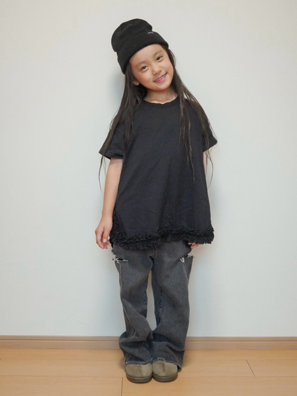 ブラック系のTシャツ/カットソー、グレー系のブーツ、その他のデニムパンツを着用したキッズの秋コーディネートの2枚目の写真