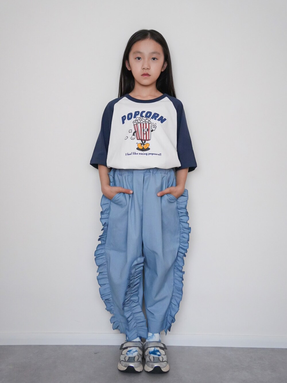 ブルー系のその他パンツ、その他のTシャツ/カットソー、シルバー系のスニーカーを着用したキッズの春コーディネートの2枚目の写真