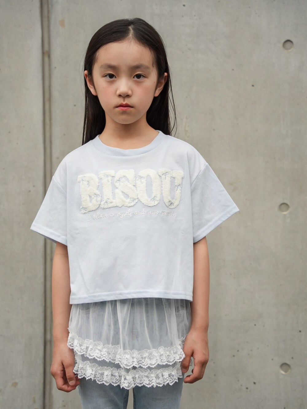 ブルー系のデニムパンツ、ブラック系のスニーカー、ブルー系のTシャツ/カットソーを着用したキッズの春コーディネートの4枚目の写真