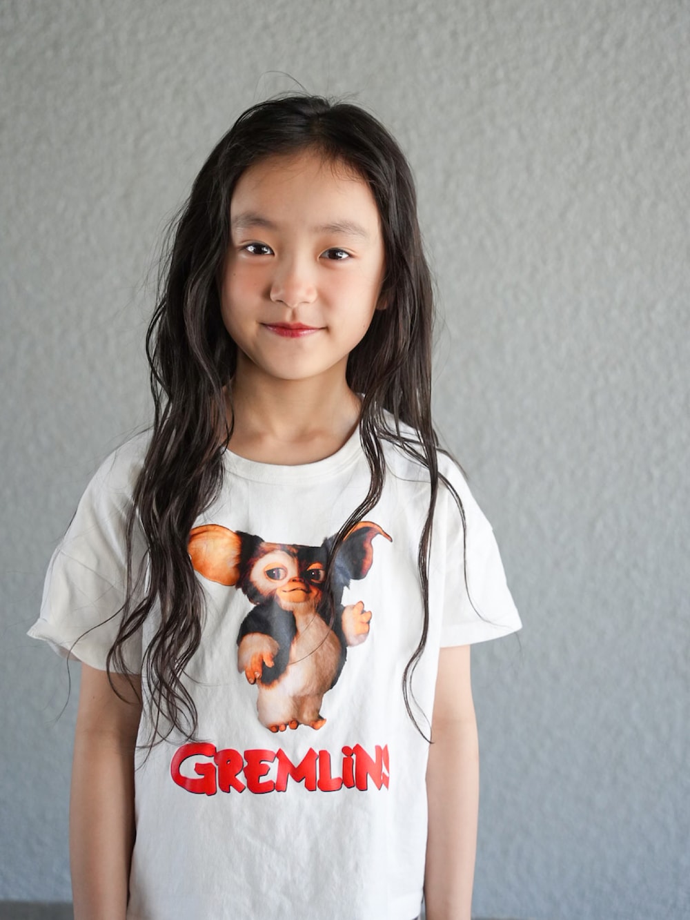 その他のTシャツ/カットソー、ベージュ系のその他パンツ、ブラック系のスニーカーを着用したキッズの春コーディネートの4枚目の写真