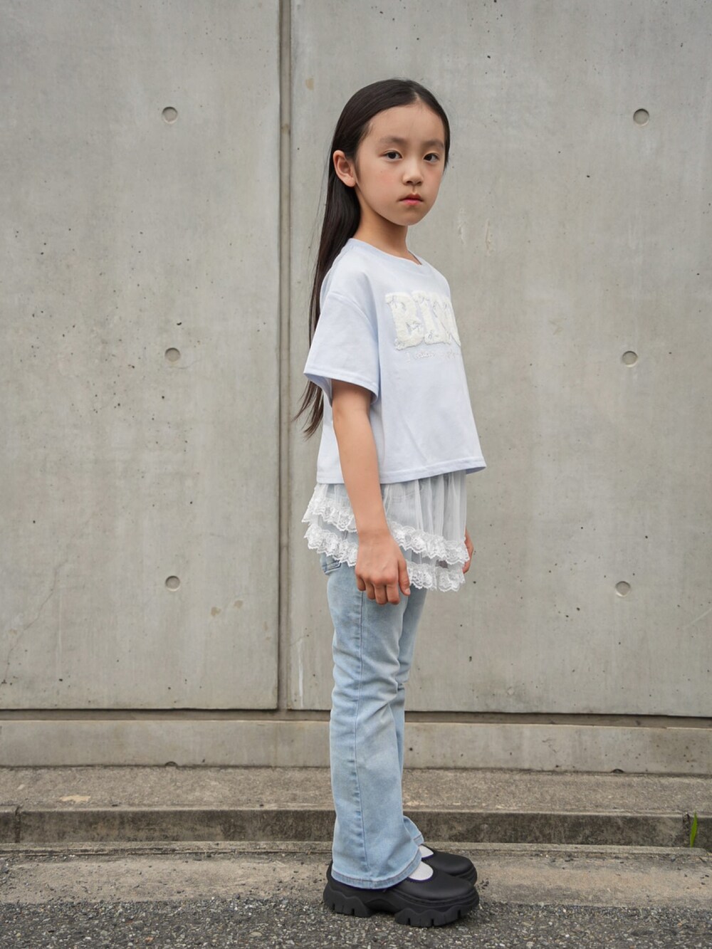 ブルー系のデニムパンツ、ブラック系のスニーカー、ブルー系のTシャツ/カットソーを着用したキッズの春コーディネートの3枚目の写真