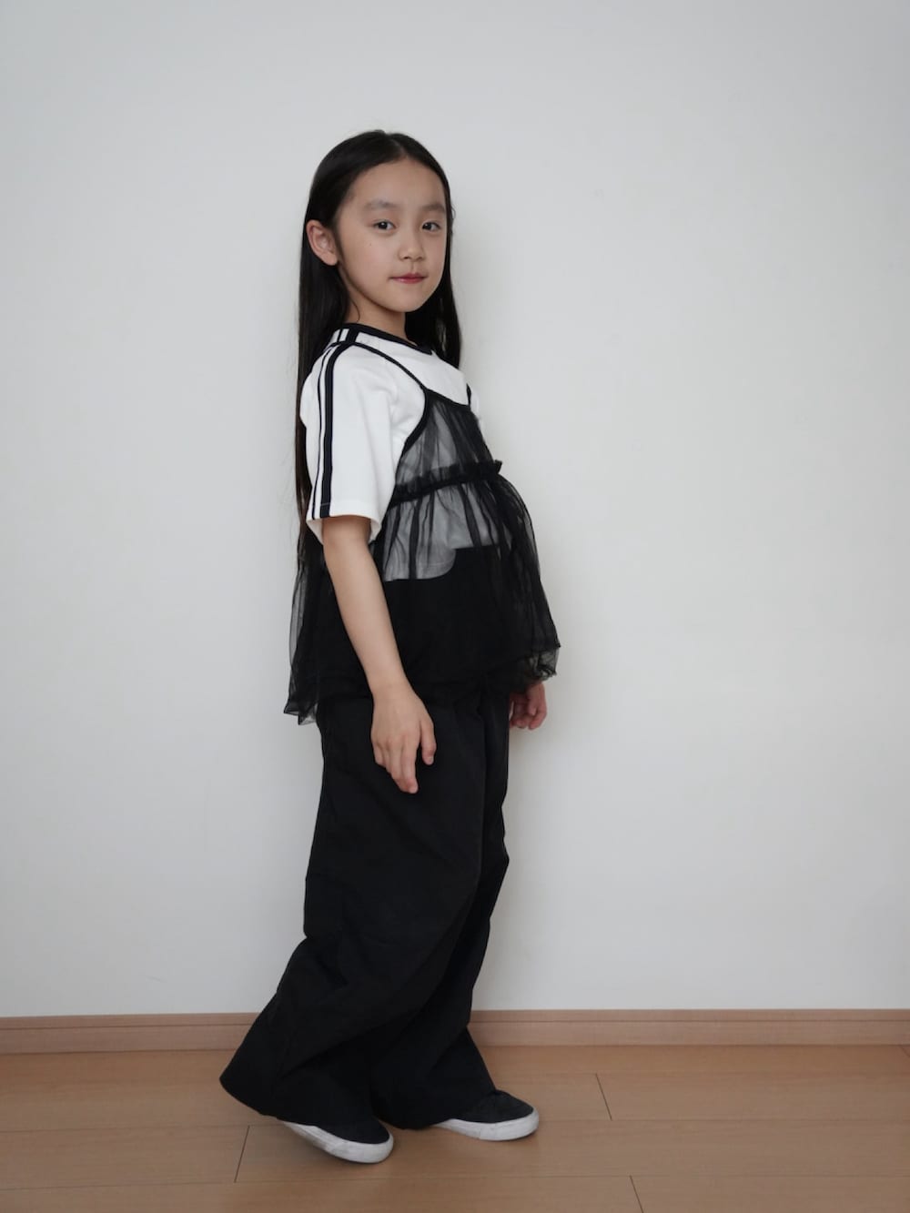 その他のキャミソール、ブラック系のパンツ、ホワイト系のTシャツ/カットソーを着用したキッズの春コーディネートの3枚目の写真
