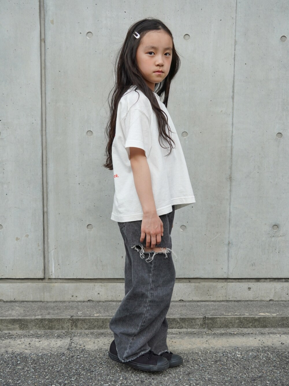 その他のデニムパンツ、ホワイト系のTシャツ/カットソーを着用したキッズの春コーディネートの3枚目の写真