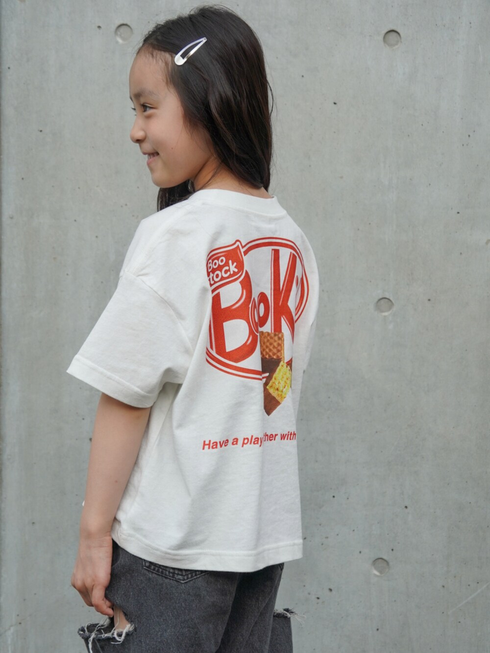 その他のデニムパンツ、ホワイト系のTシャツ/カットソーを着用したキッズの春コーディネートの4枚目の写真