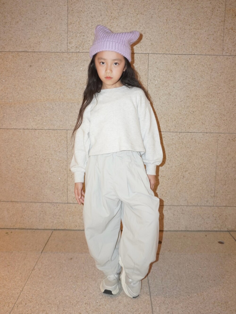 グレー系のその他パンツ、グレー系のスニーカー、ベージュ系のスウェットを着用したキッズの秋コーディネートの2枚目の写真