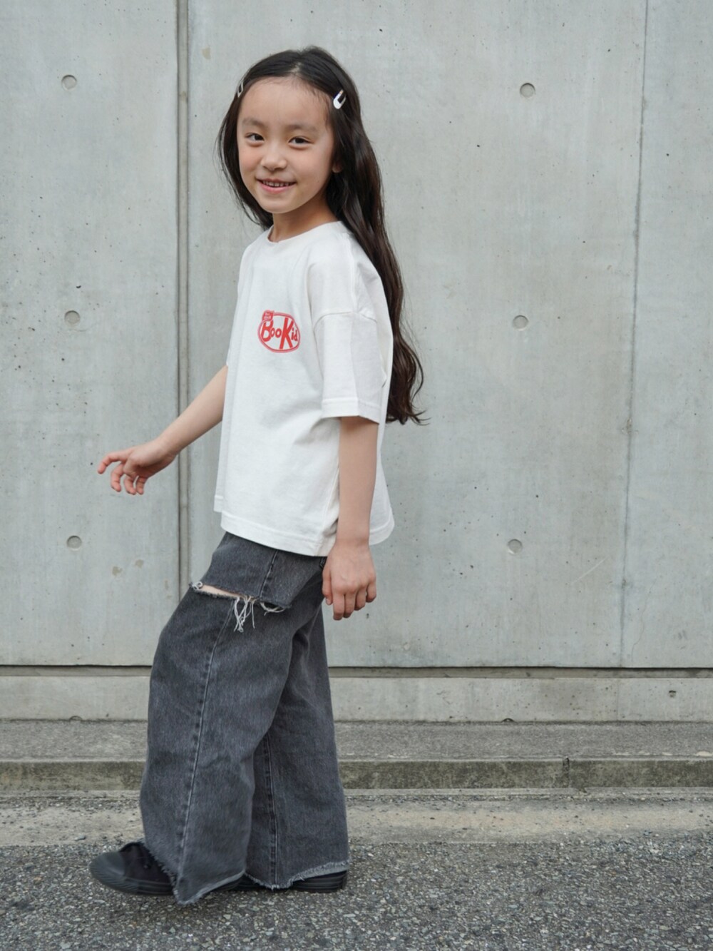 その他のデニムパンツ、ホワイト系のTシャツ/カットソーを着用したキッズの春コーディネートの2枚目の写真