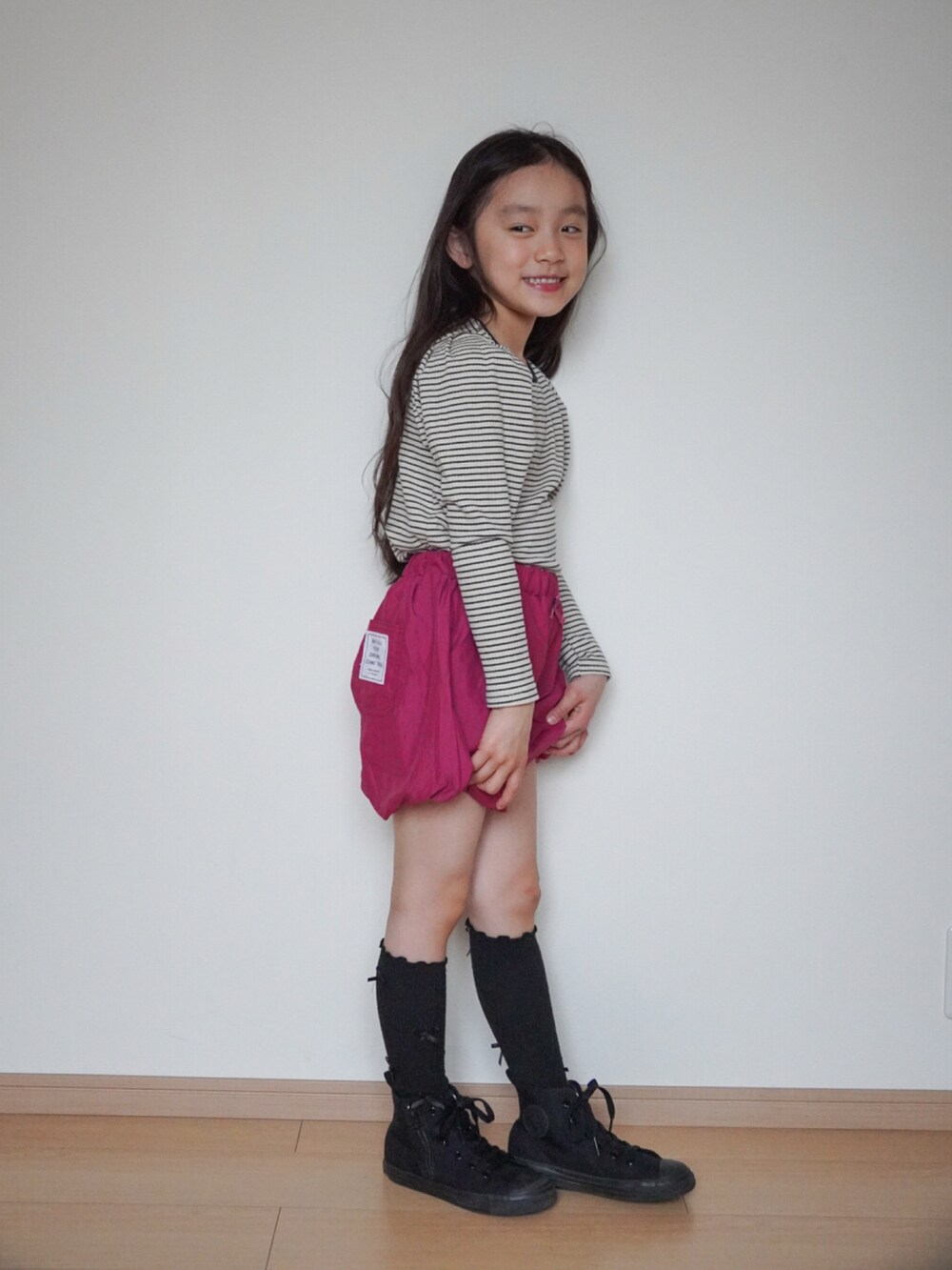 ブラック系のTシャツ/カットソー、ピンク系のその他パンツ、ブラック系のスニーカーを着用したキッズの春コーディネートの3枚目の写真