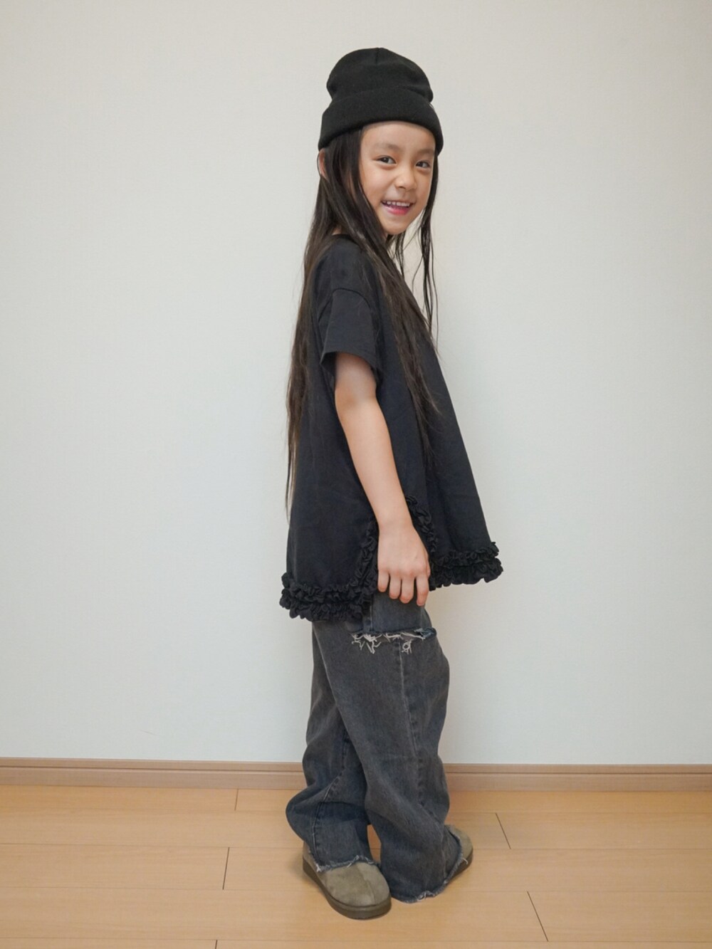 ブラック系のTシャツ/カットソー、グレー系のブーツ、その他のデニムパンツを着用したキッズの秋コーディネートの3枚目の写真