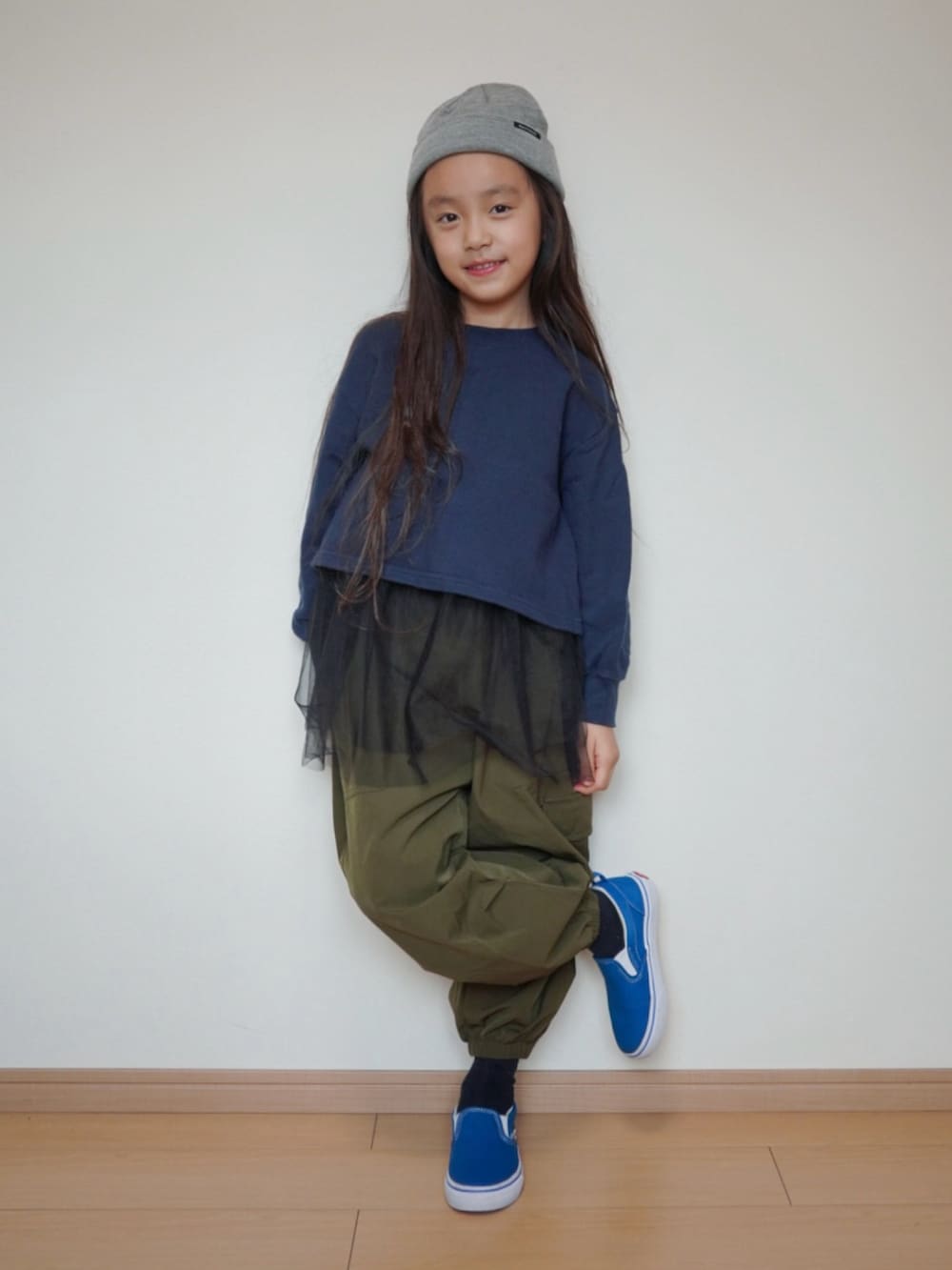 ブルー系のスウェット、グリーン系のカーゴパンツ、ブルー系のスニーカーを着用したキッズの秋コーディネートの3枚目の写真