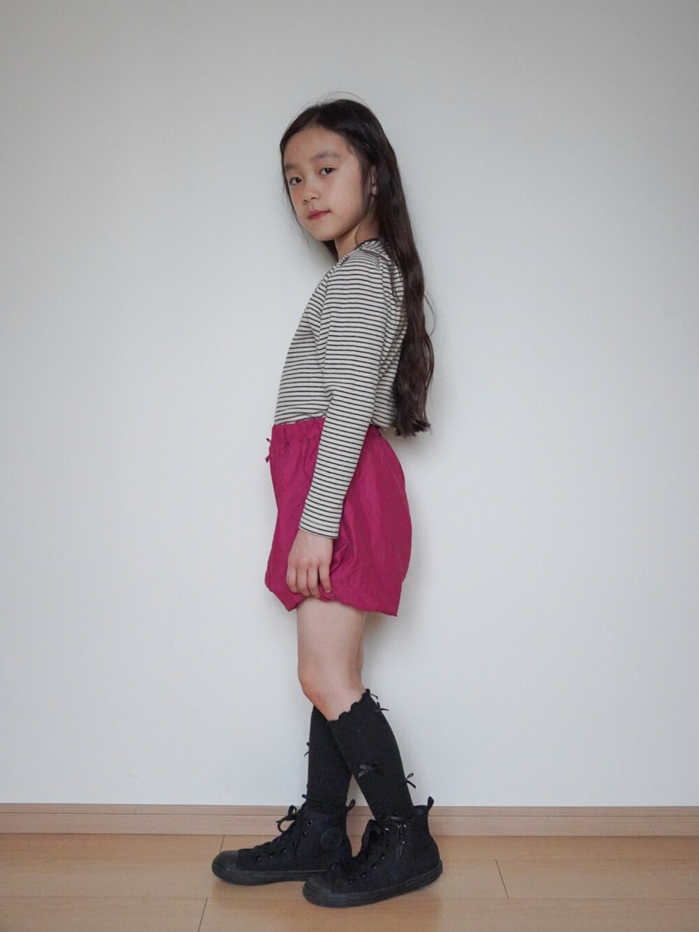 ブラック系のTシャツ/カットソー、ピンク系のその他パンツ、ブラック系のスニーカーを着用したキッズの春コーディネートの2枚目の写真