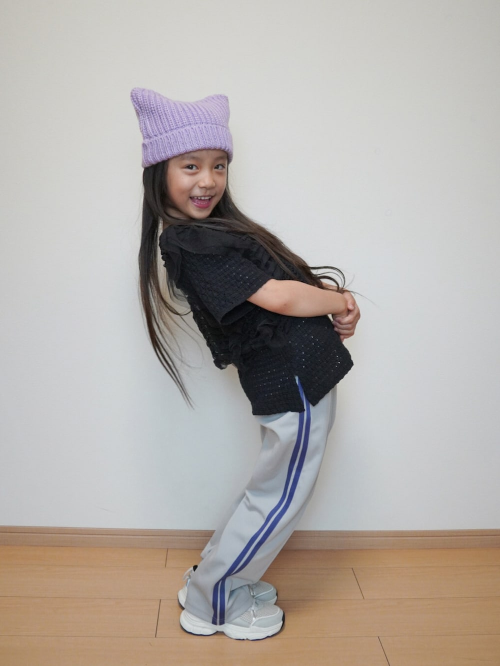 ブラック系のTシャツ/カットソー、ブラック系のタンクトップ、グレー系のスウェットパンツを着用したキッズの秋コーディネートの3枚目の写真