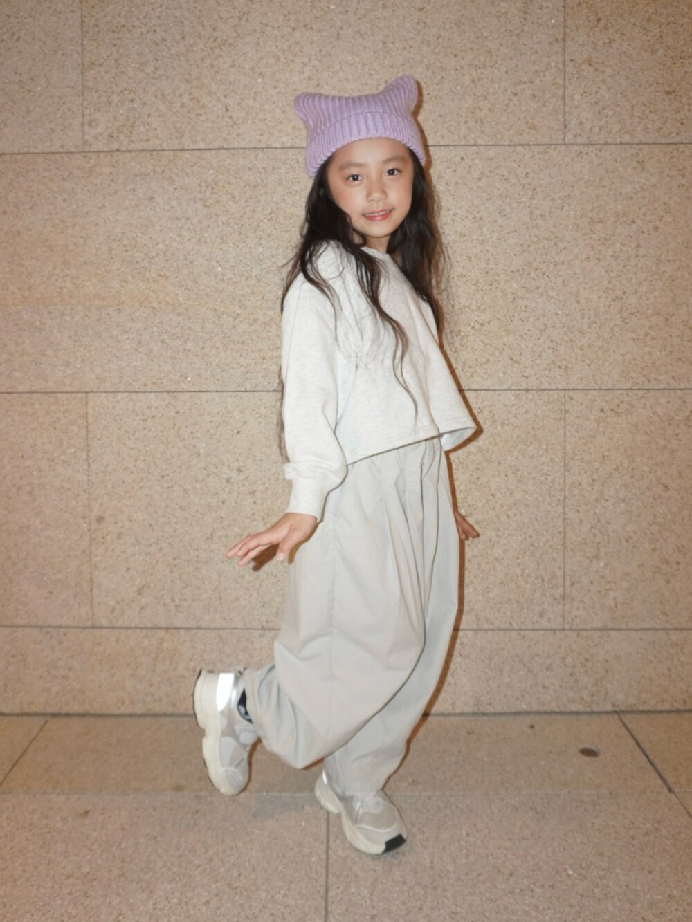 グレー系のその他パンツ、グレー系のスニーカー、ベージュ系のスウェットを着用したキッズの秋コーディネートの3枚目の写真