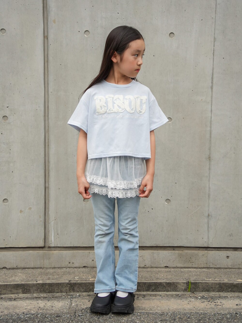 ブルー系のデニムパンツ、ブラック系のスニーカー、ブルー系のTシャツ/カットソーを着用したキッズの春コーディネートの2枚目の写真