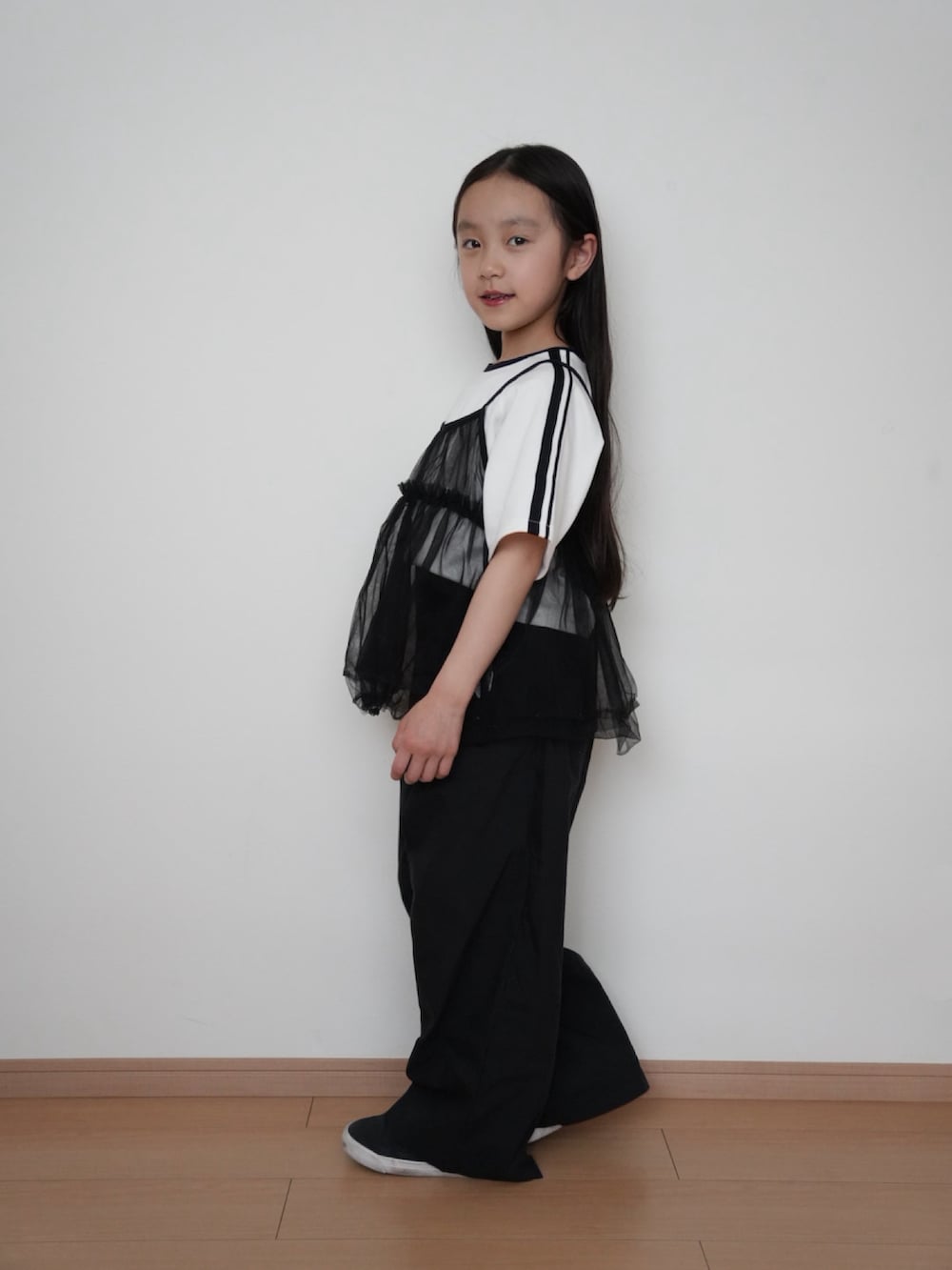 その他のキャミソール、ブラック系のパンツ、ホワイト系のTシャツ/カットソーを着用したキッズの春コーディネートの2枚目の写真