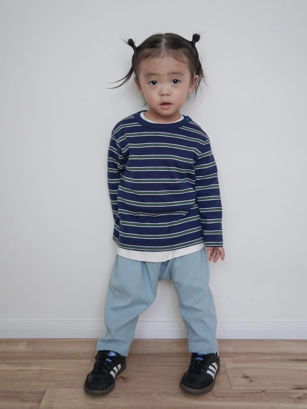 ブルー系のその他パンツ、ブラック系のスニーカー、ブルー系のTシャツ/カットソーを着用したキッズの秋コーディネートの2枚目の写真