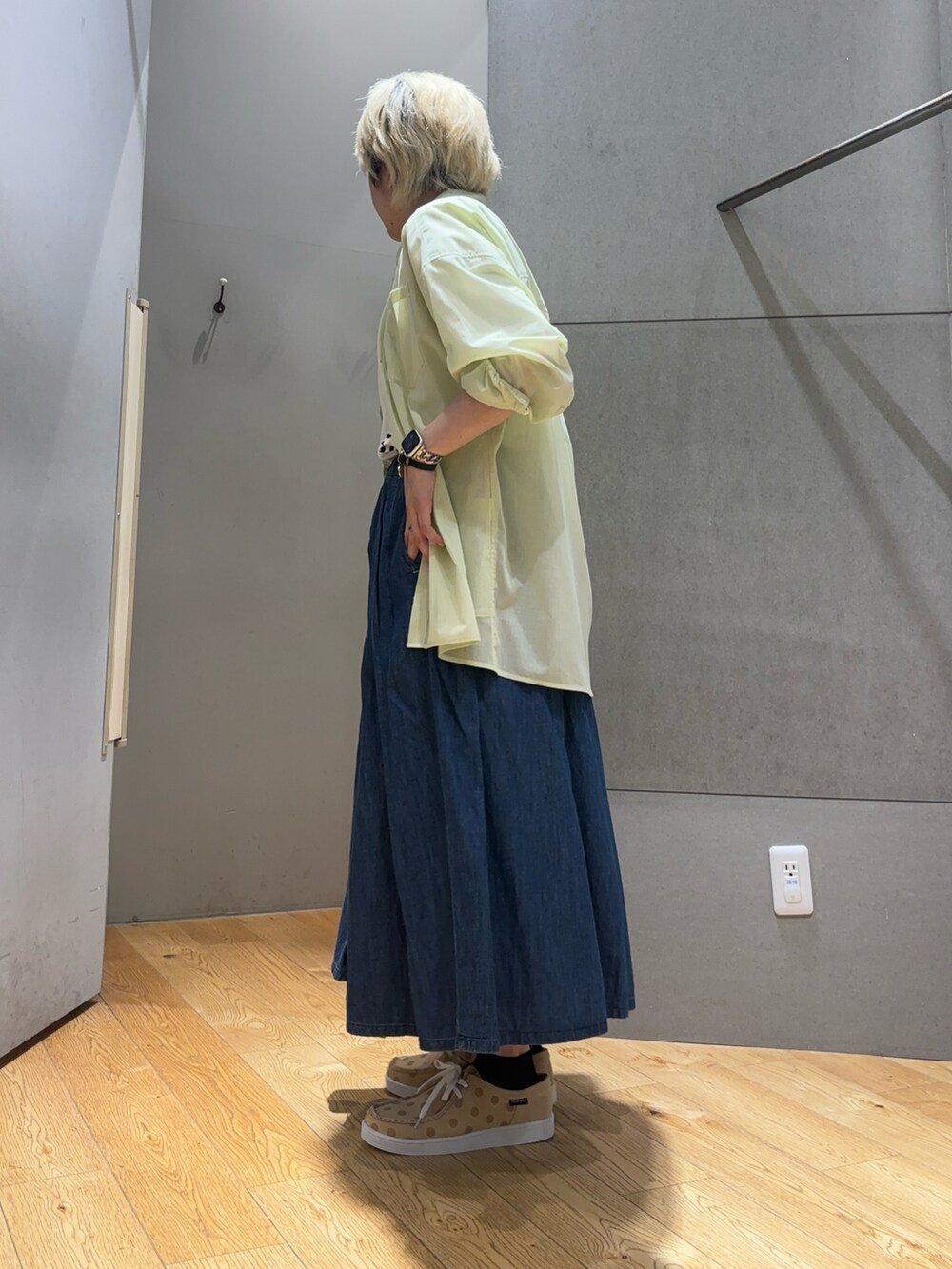 ブルー系のスカート、グリーン系のシャツ/ブラウス、ホワイト系のTシャツ/カットソーを着用したレディースの春コーディネートの2枚目の写真