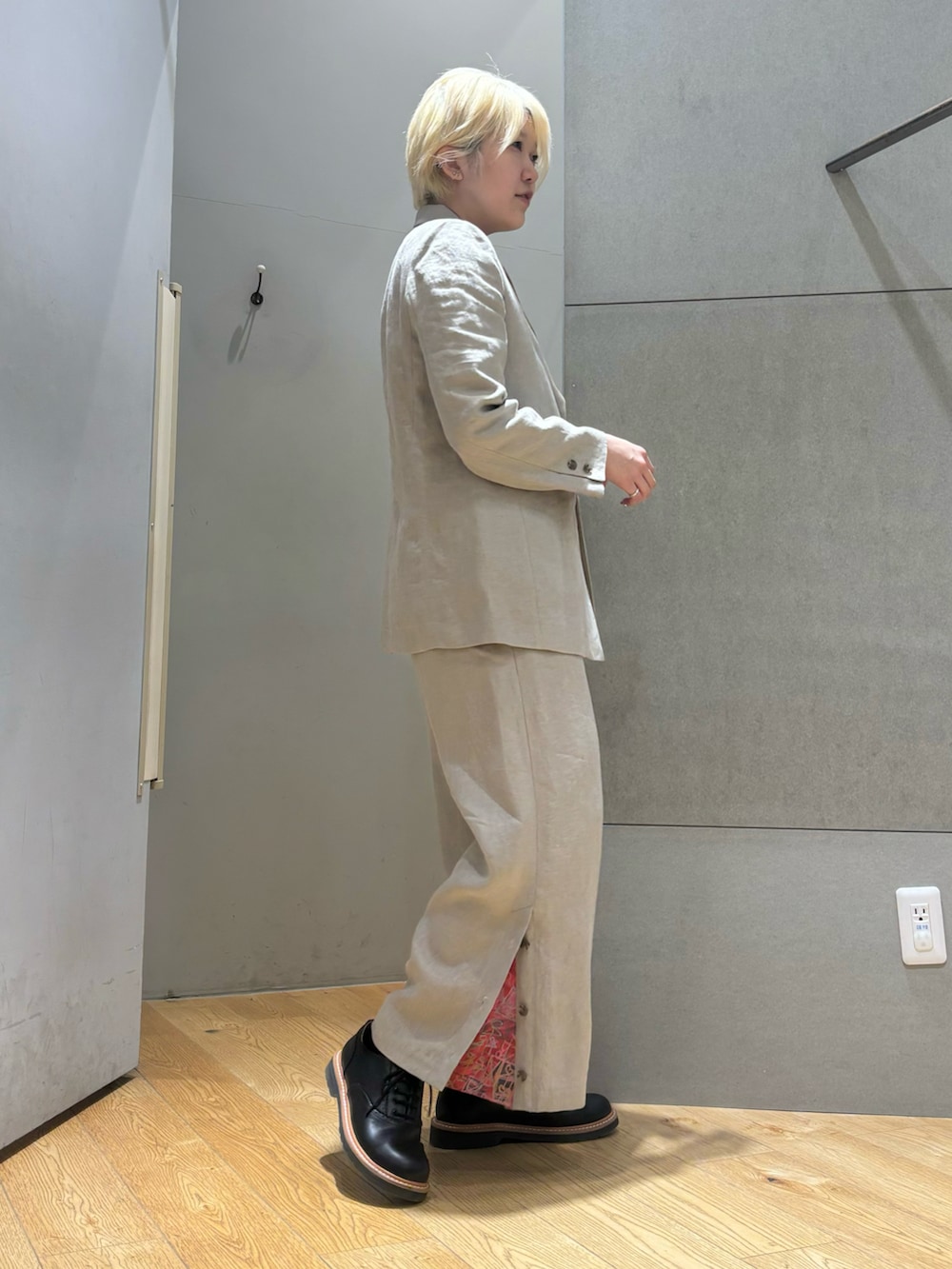 ホワイト系のテーラードジャケット、ホワイト系のその他パンツ、ブラック系のその他シューズを着用したレディースの春コーディネートの2枚目の写真