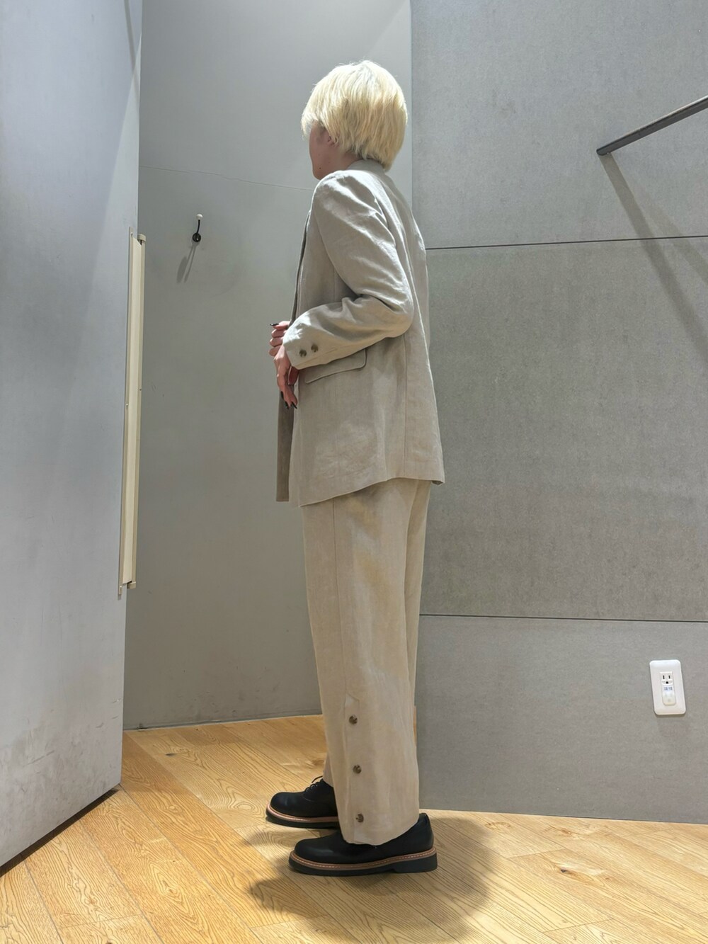 ホワイト系のテーラードジャケット、ホワイト系のその他パンツ、ブラック系のその他シューズを着用したレディースの春コーディネートの3枚目の写真