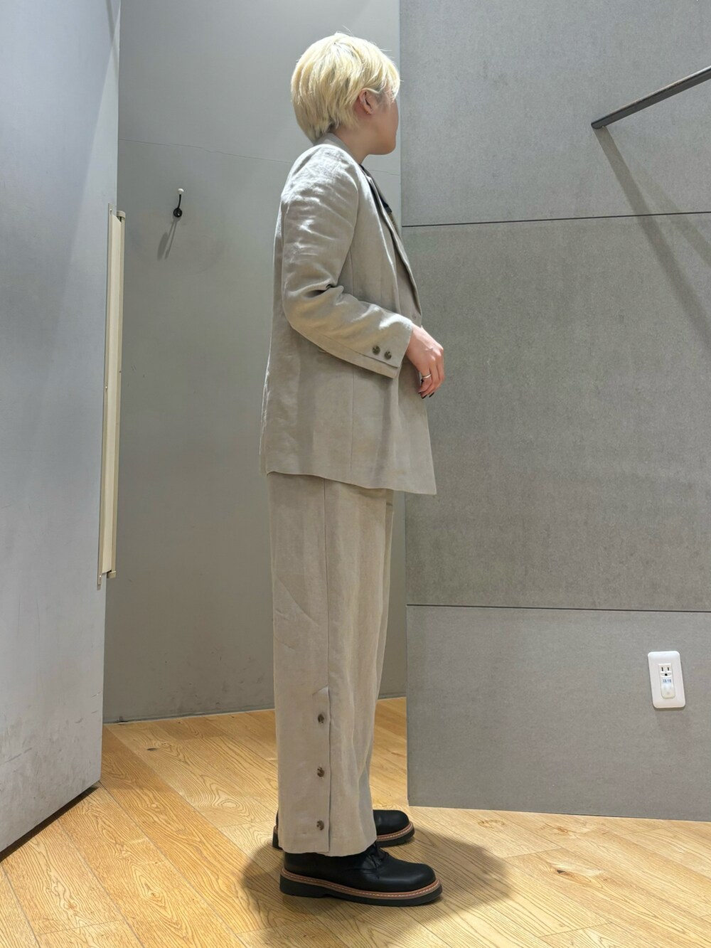 ホワイト系のテーラードジャケット、ホワイト系のその他パンツ、ブラック系のその他シューズを着用したレディースの春コーディネートの5枚目の写真