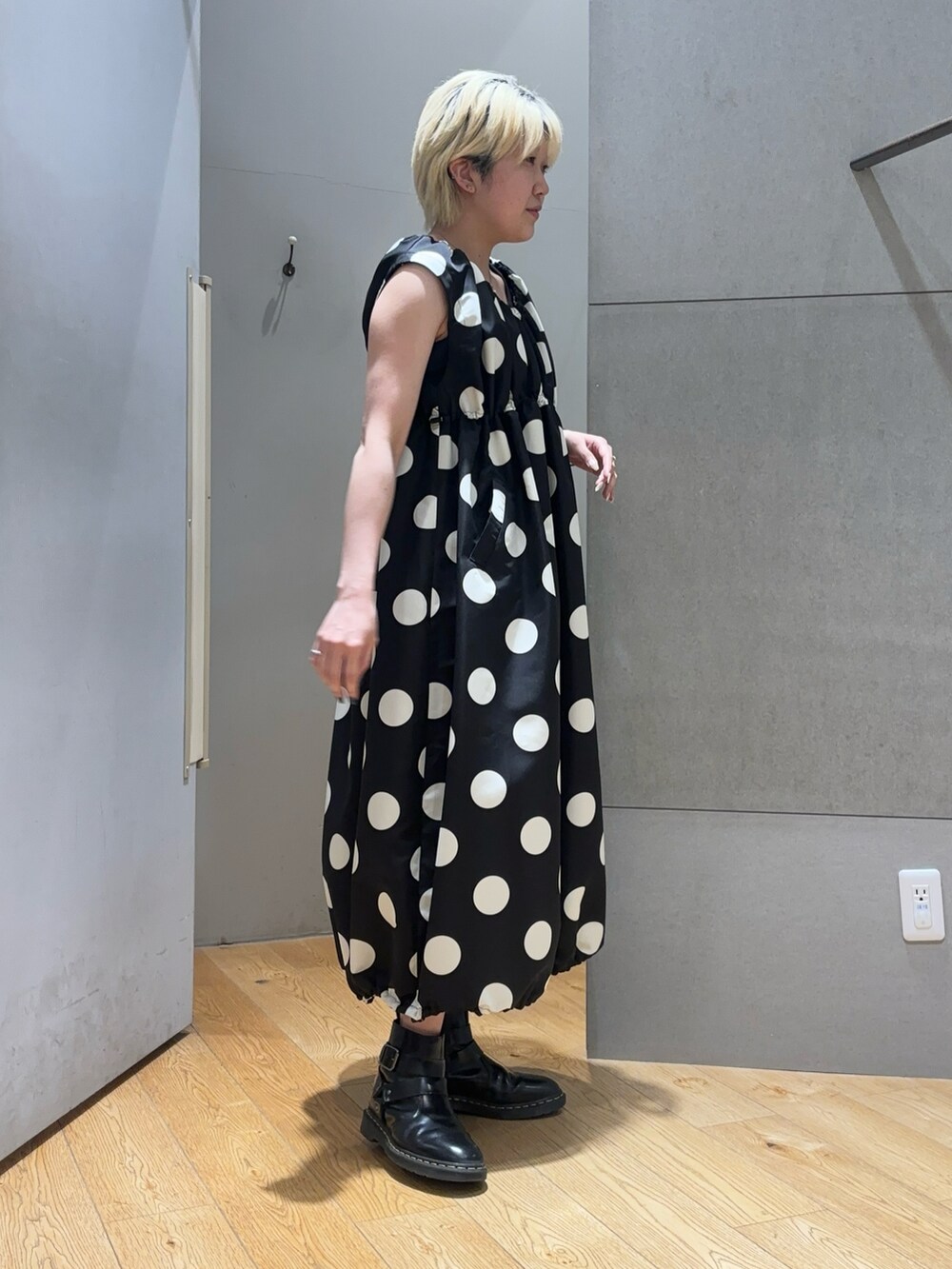 ブラック系のワンピースを着用したレディースの春コーディネートの4枚目の写真