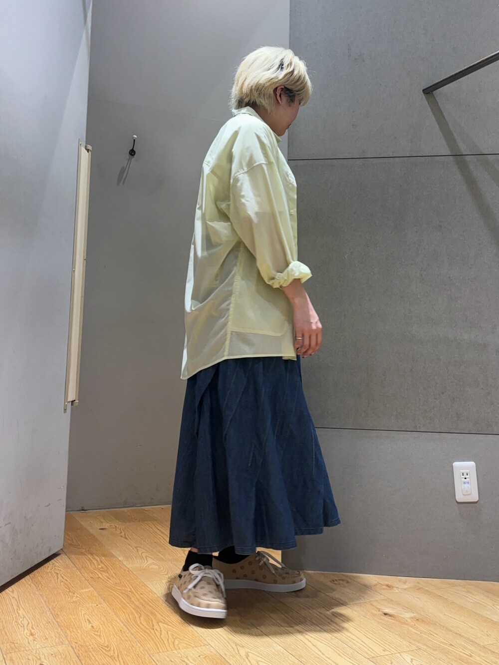 ブルー系のスカート、グリーン系のシャツ/ブラウス、ホワイト系のTシャツ/カットソーを着用したレディースの春コーディネートの4枚目の写真