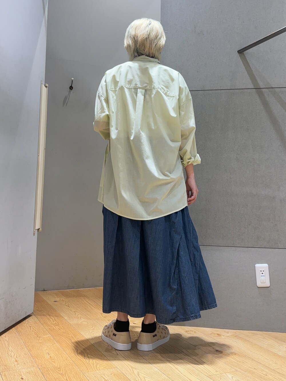 ブルー系のスカート、グリーン系のシャツ/ブラウス、ホワイト系のTシャツ/カットソーを着用したレディースの春コーディネートの3枚目の写真