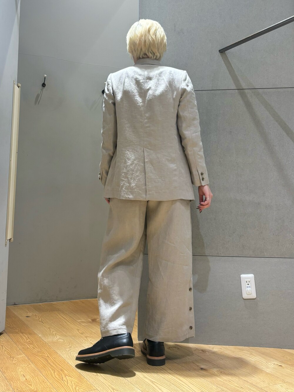 ホワイト系のテーラードジャケット、ホワイト系のその他パンツ、ブラック系のその他シューズを着用したレディースの春コーディネートの4枚目の写真