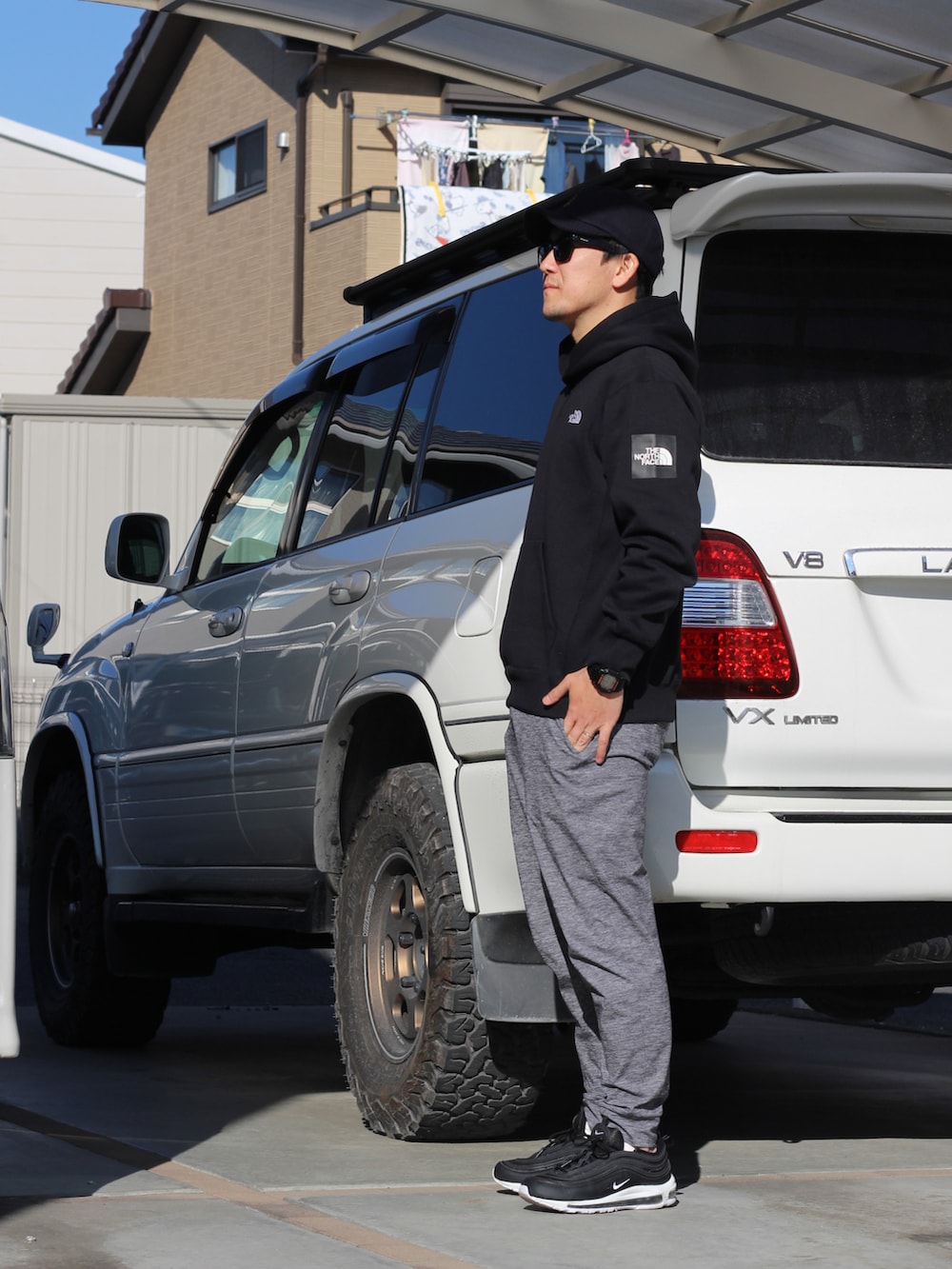 「休日コーデ、冬のコーデ、シンプルスタイル、アウトドアスタイル、ノースフェイス、ノースフェイスコーデ、THE NORTH FACE、ユニクロ、ユニクロコーデ、UNIQLO、UNIQLOコーデ、パーカーコーデ、パーカー、NIKE、ランクルコーデ」｜「THE NORTH FACEのTHE NORTH FACE/ザ・ノースフェイス　Square Logo Hoodie スクエアロゴフーディ NT62039（パーカー、ブラック系）」を使った、TOMOHIROさん（メンズ・173cm）の冬コーディネートの2枚目の写真