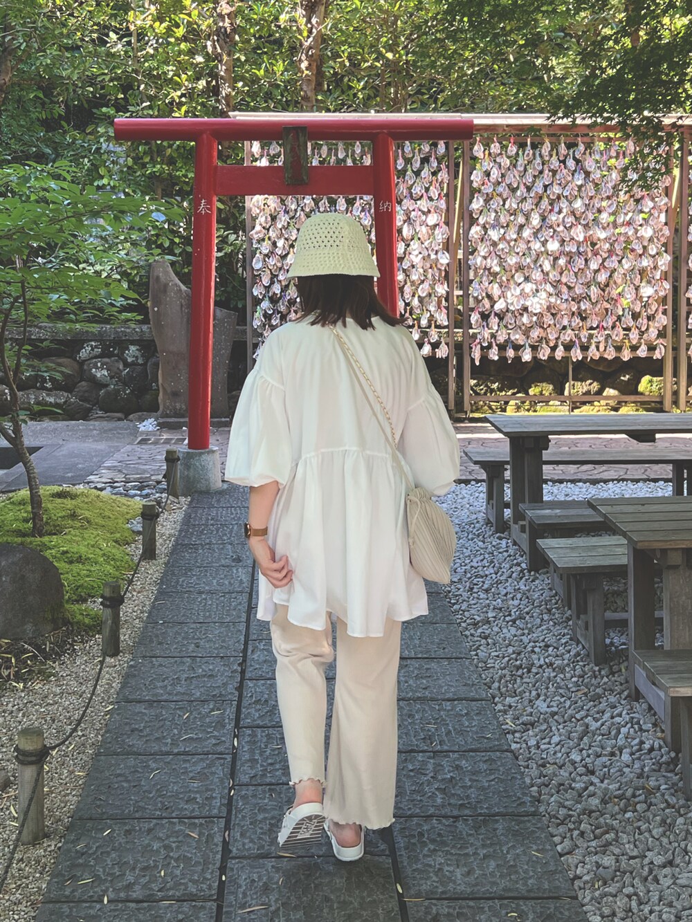 ホワイト系のシャツ/ブラウス、グリーン系のトートバッグ、ホワイト系のその他パンツを着用したレディースの夏コーディネートの2枚目の写真