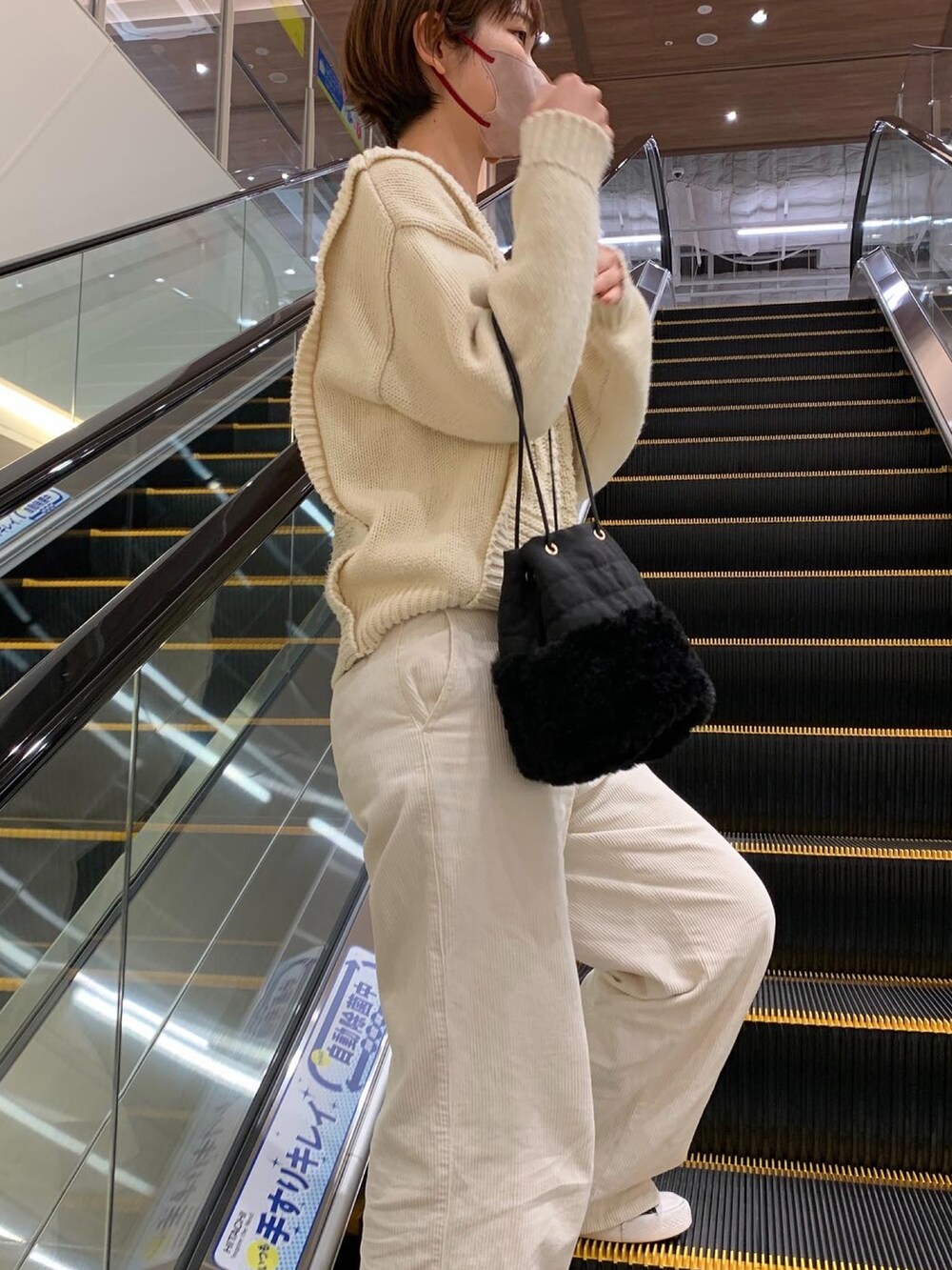 「秋服コーデ、シンプルコーデ、秋、今日のコーデ、お出かけコーデ、冬コーデ、ワントーンコーデ、カジュアルコーデ、ニット、カジュアル、ボア、ファー小物、ショルダーバッグ、モノトーンコーデ、BIRTHDAY BAR」｜「niko and...のアイテム（ニット/セーター、ベージュ系）」を使った、akaneさん（レディース・164cm）の秋コーディネートの2枚目の写真