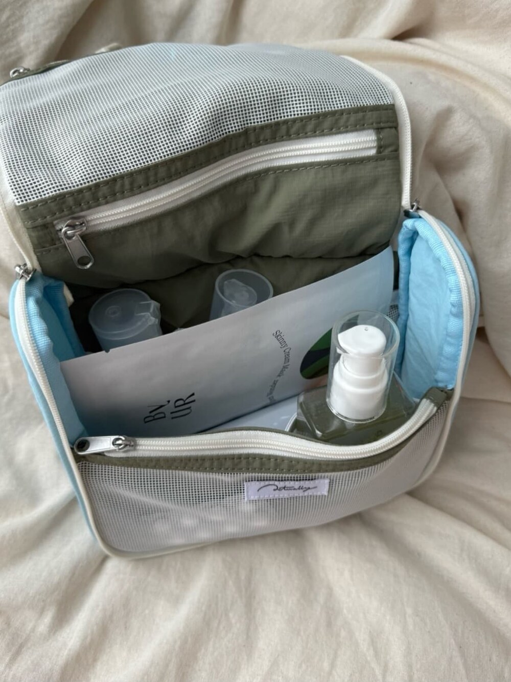 グリーン系のポーチを着用したレディースの夏コーディネートの2枚目の写真